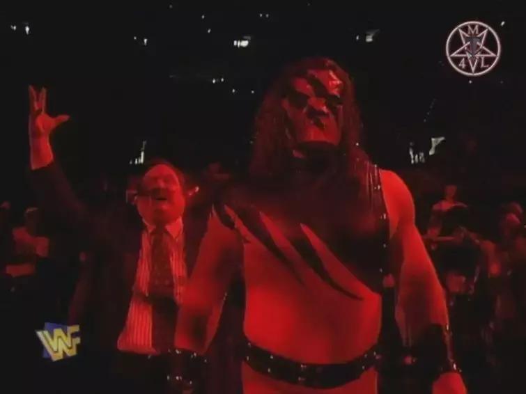 罗曼雷恩斯穿捍卫者防弹衣,wwe罗曼高光时刻