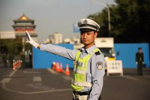 警察被指责酒后执法,民警执法被质疑喝酒视频