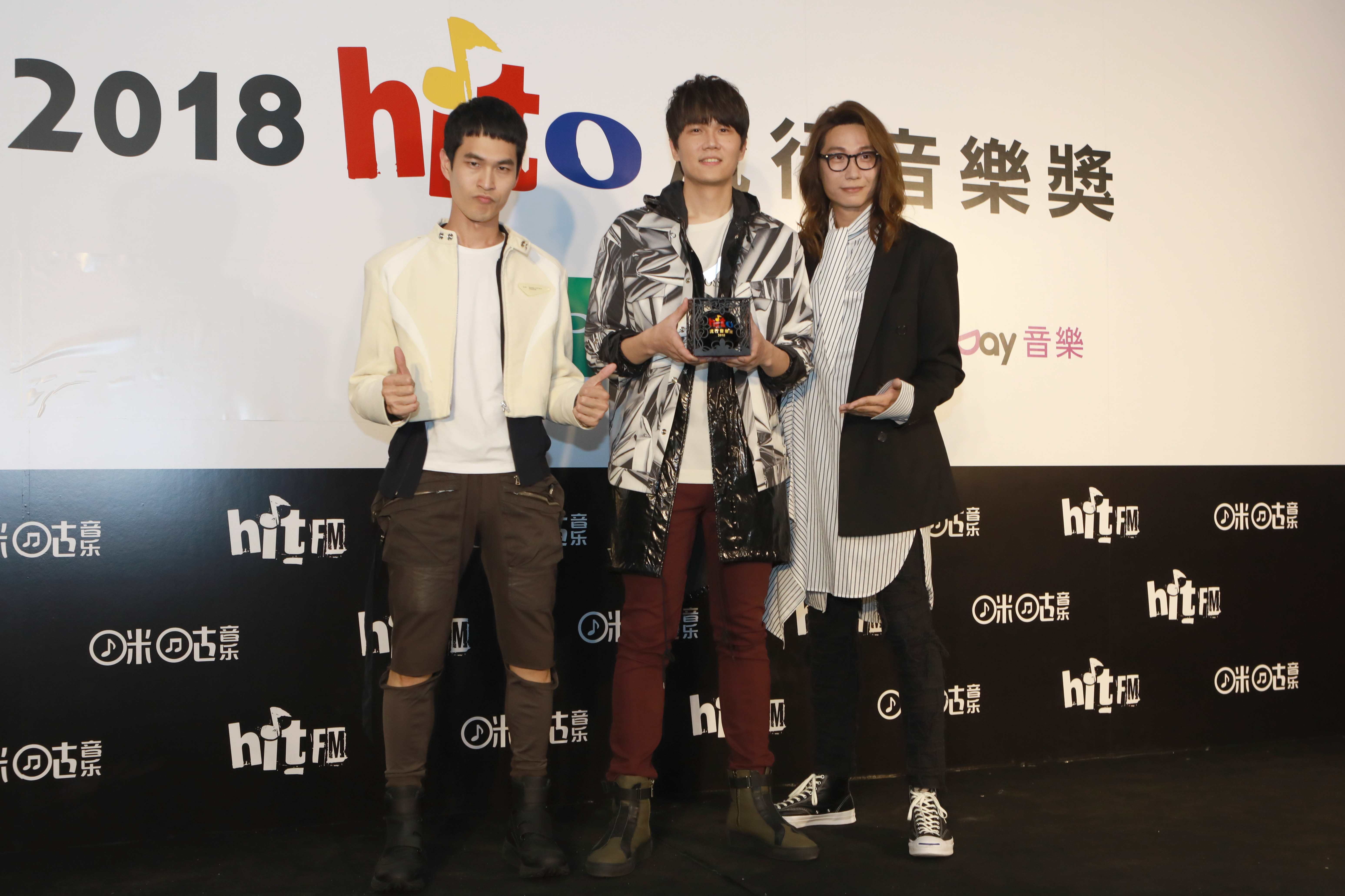 *月天五**“穿越任意门”力挺hito现场激动与“偶像”电竞选手合照