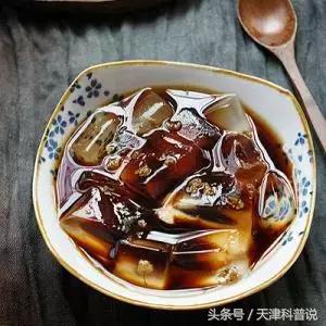 烧仙草放的是龟苓膏还是仙草,烧仙草就是龟苓膏么