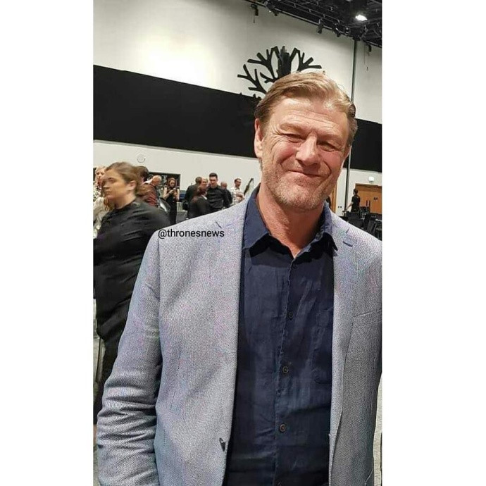 权力的游戏第八季杀青，龙母“躺尸”男演员怀中大秀翘臀