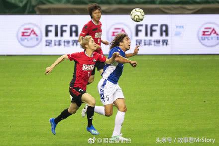 鹿晗关晓彤踢球,关晓彤穿足球服的照片