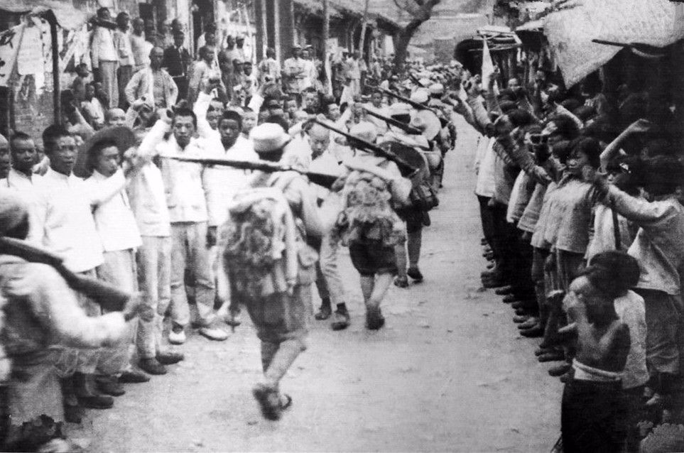 对川军死字旗的评价,川军出征时的死字旗