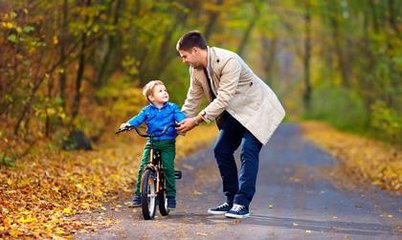 父母只会赚钱忽略了教育孩子,父母不要只挣钱忽视了孩子的培养