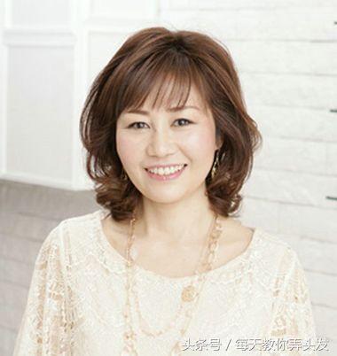 圆脸短发型中年女2020流行发型,脸型瘦中年女士短发发型气质