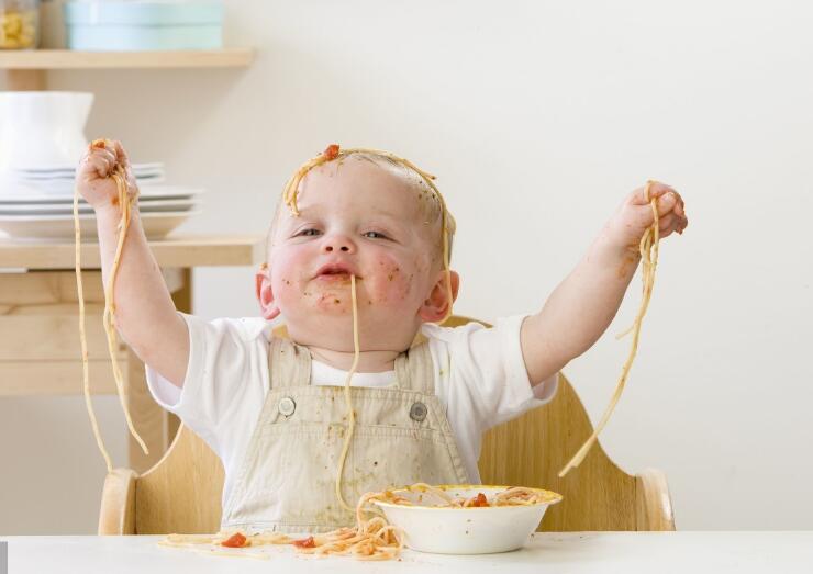 一岁多宝宝如何让自己吃饭,怎么正确给一岁宝宝吃饭