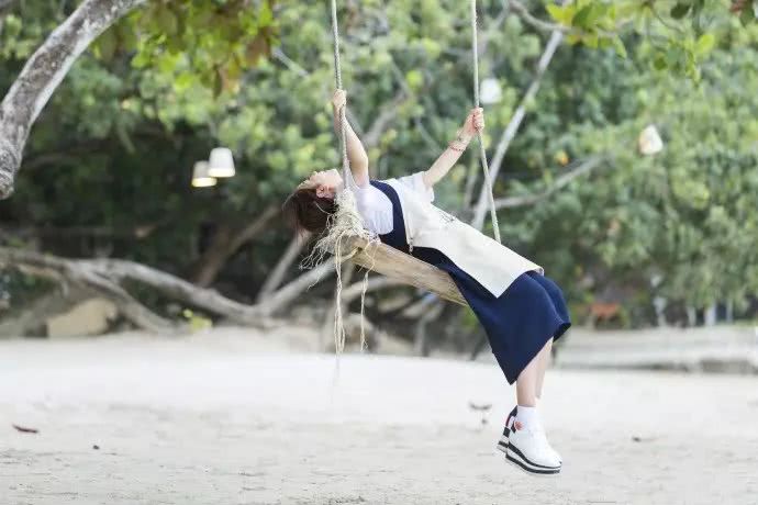 万万没想到，怎么穿怎么错的赵薇居然有一天会吊打舒淇