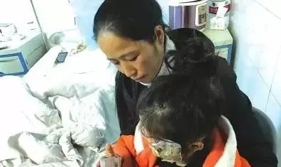 惊险！玉林一男孩玩手机突然爆炸，手脱皮起泡！你还敢这样做吗?