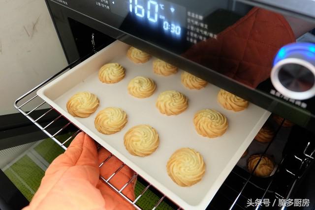 这款曲奇饼干香酥可口好吃极了,一次烤两盘,孩子再多也够吃!