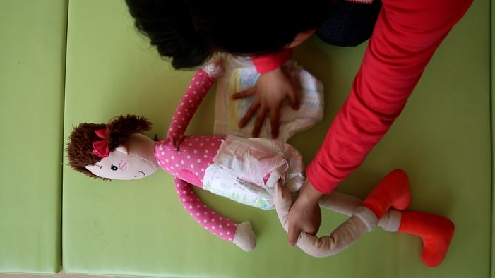 给宝宝换纸尿裤时发现不对,如何给宝宝换纸尿裤才能不腰疼