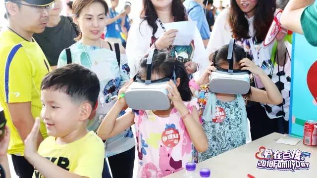 世界杯开幕人群组成球员踢球,百度世界杯活动