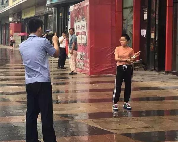 四岁男童被继父虐待后续,4岁男童被亲生父亲虐待后续