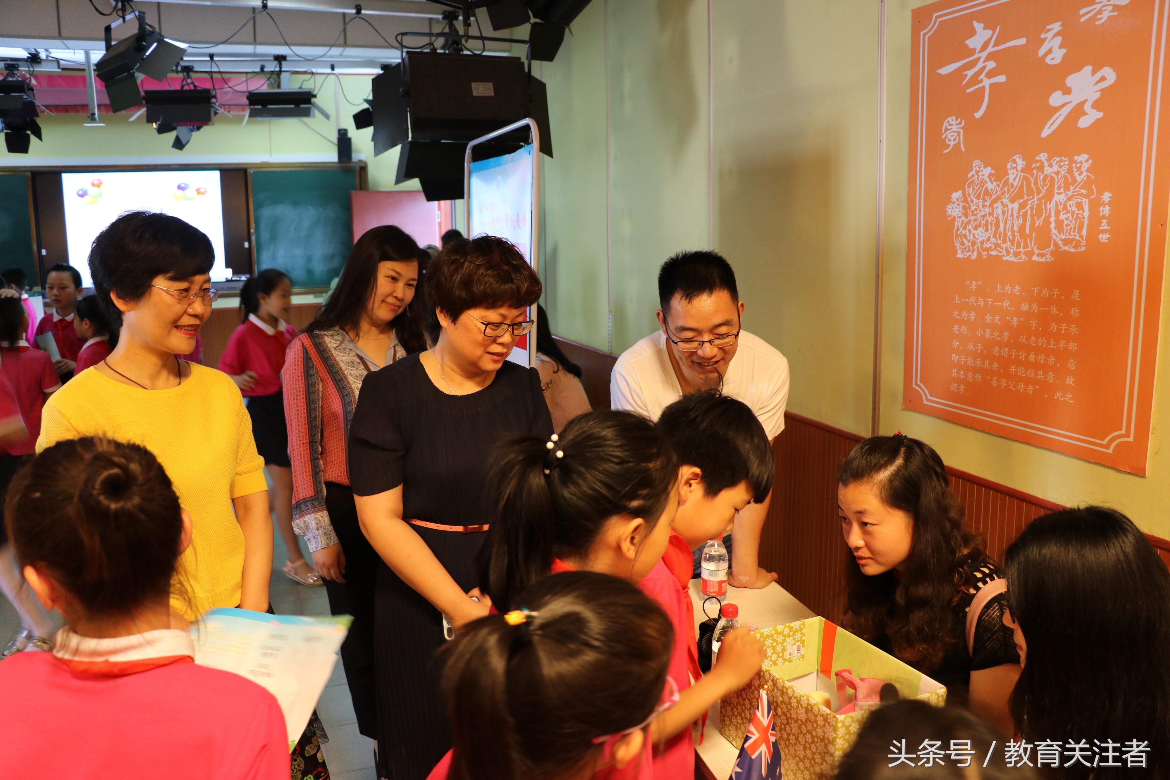 足球宝贝之环游世界—郑州市郑上路小学三年级英语表现性评价侧记