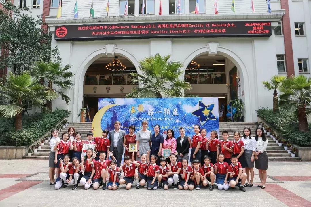 支持减塑，英国驻华大使和成都小学生一起DIY环保帆布袋