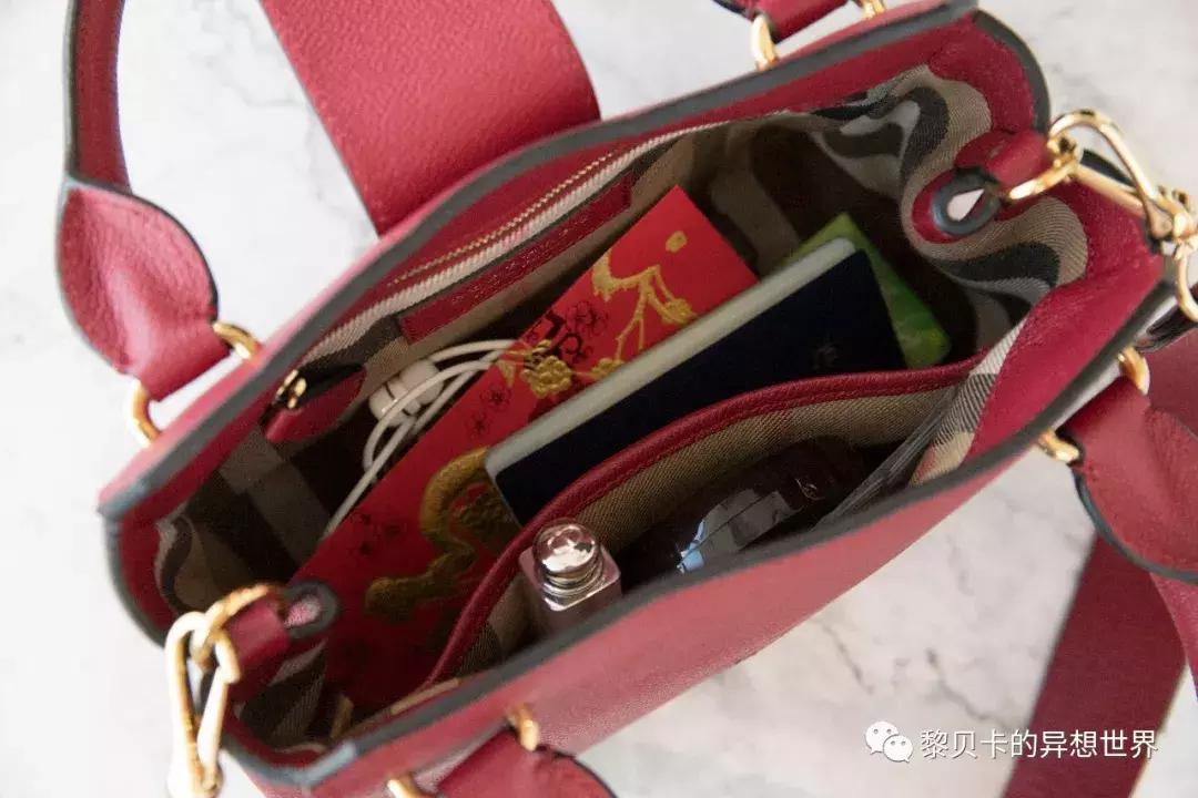 她们买了不少包，但天天背的还是这几个