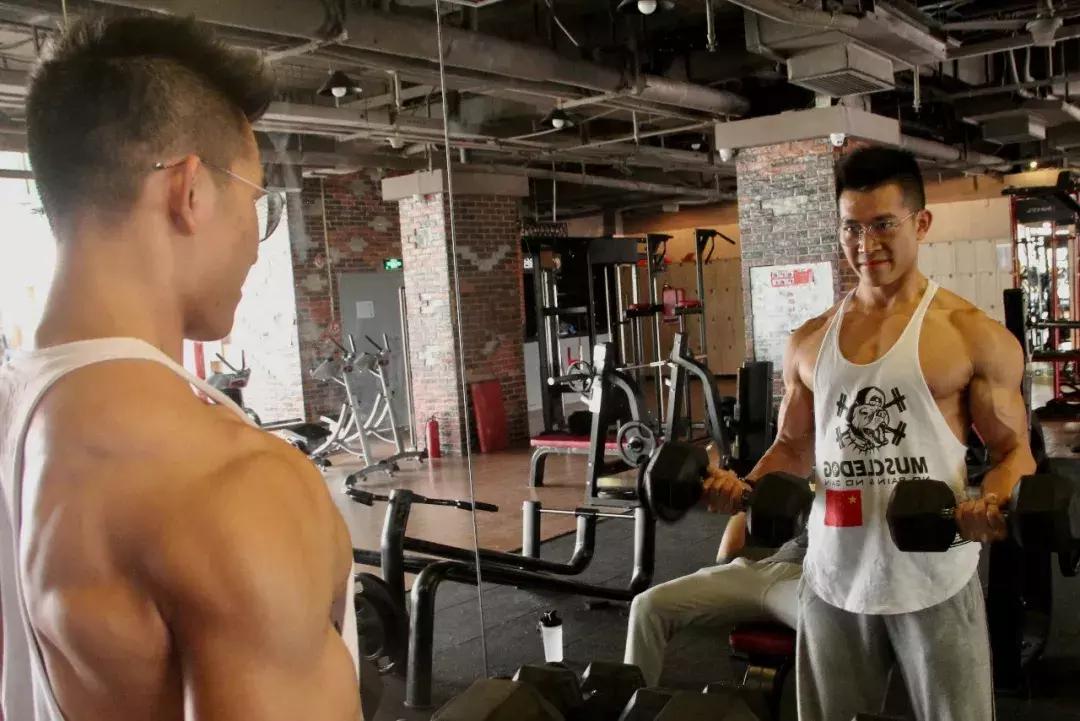 90后大学生迷上健身,90后小伙健身教练转行做餐饮