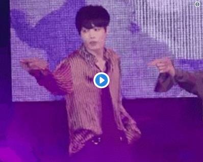 国民队长JR穿着杰尼龟玩偶服去认证粉丝的礼物,真的是超级暖心!