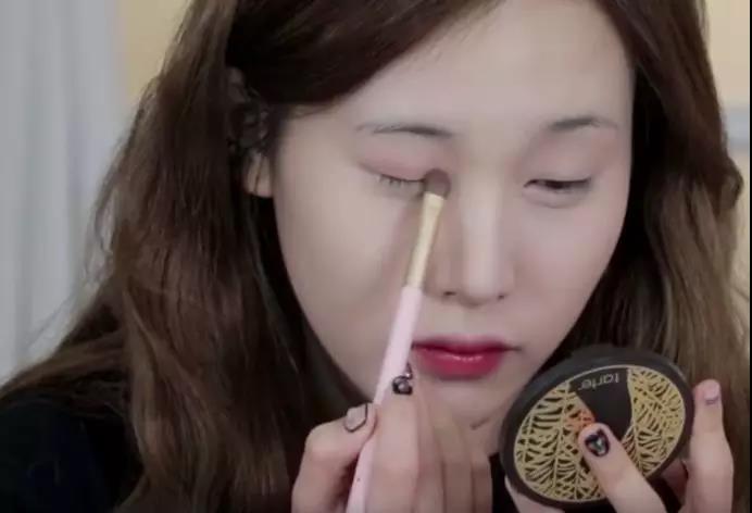 眼睛小睫毛短？学会这几招立马让眼睛放大两倍，堪称诈骗级化妆术