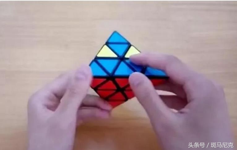 金字塔魔方还原教程的最后一步 (怎样还原2阶金字塔魔方视频教程)