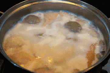 煮粥出沫要不要撇掉,炖肉煮粥时起的泡沫该不该撇掉