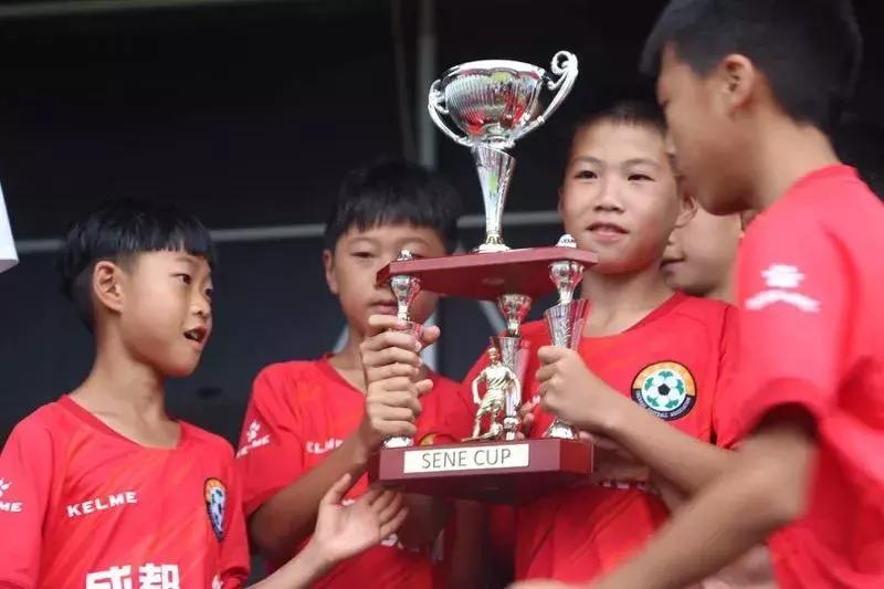 走近央视、人民日报争相报道的双流足球少年，他们走红不是偶然