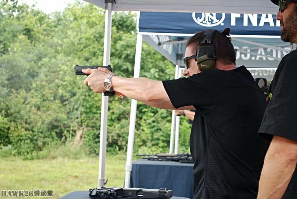 美国土豪枪迷聚会：昂贵的FNSCAR步枪就是门票