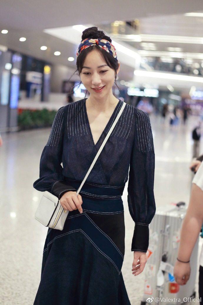 韩雪终于不再低调，背一万五的小方盒现身，时髦得让人刮目相看