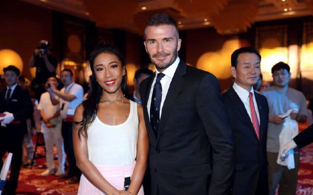 吉克隽逸与贝克汉姆同框，黑皮妞的时髦，就要跟纯色正面刚