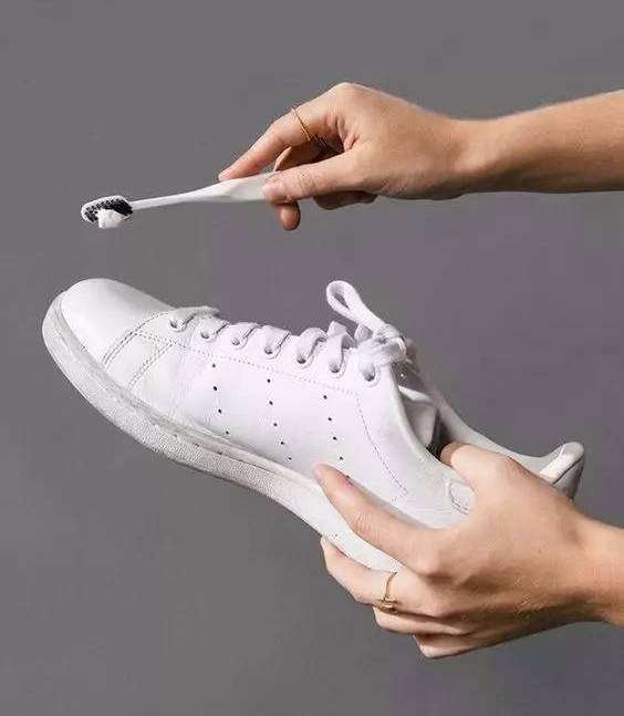 如何洗白袜子又快又白,洗白袜子用什么洗干净