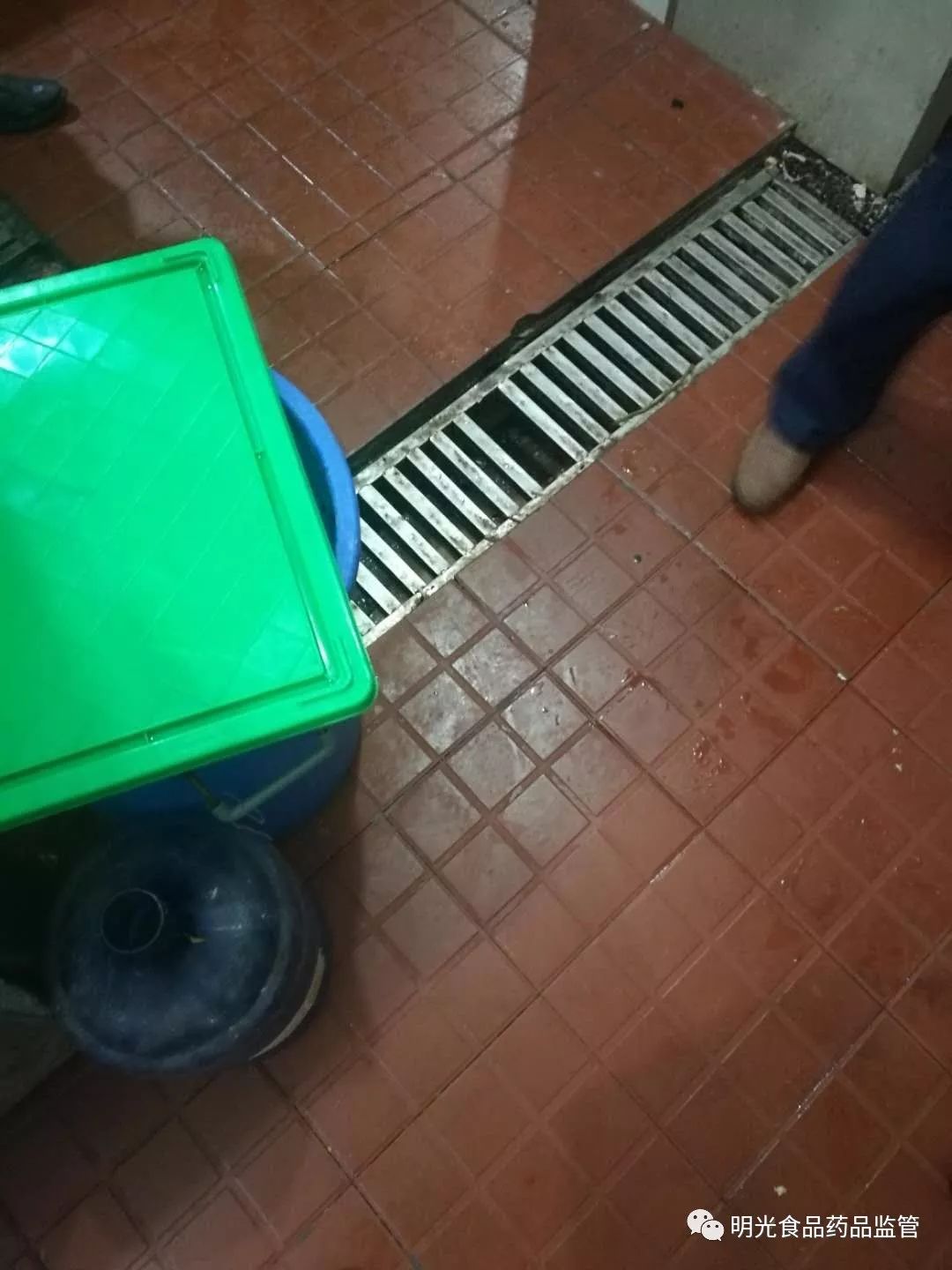 揭秘饭店后厨脏乱差,曝光饭店脏乱差