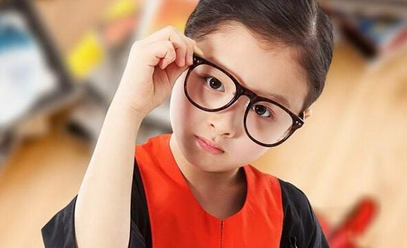 别让你的孩子玩手机了,不要让你的孩子带着伤疤长大