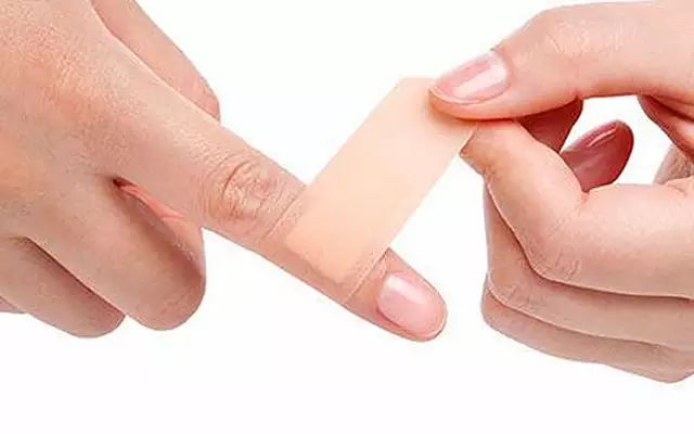 男人睡前肚脐抹风油精有什么功效,女性睡前风油精滴肚脐眼能祛湿气