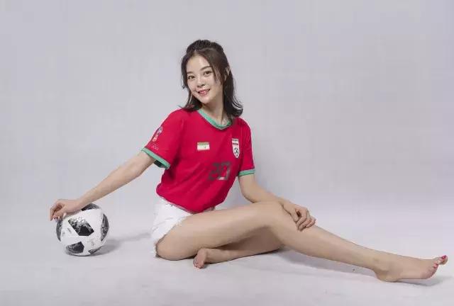 这些空姐都是正宗女球迷