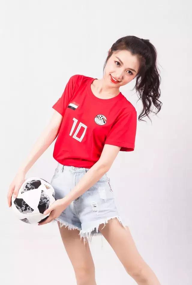 这些空姐都是正宗女球迷