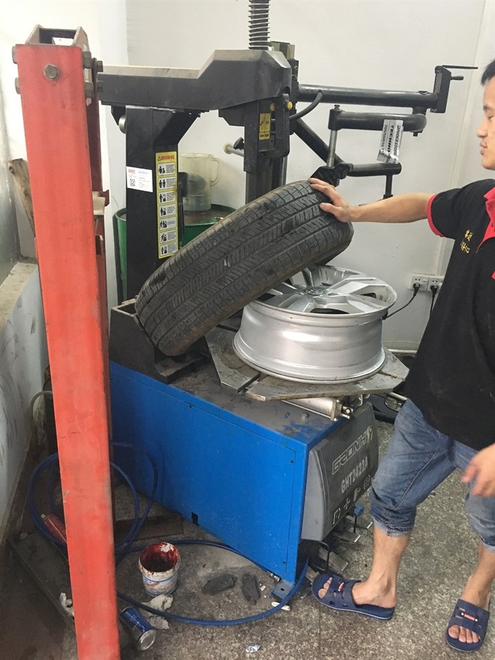 长安cs75plus轮胎爆胎,长安cs75爆胎怎么回事