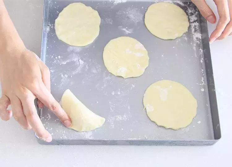 层层酥脆奶香浓郁太好吃了,榴莲酥有层次的酥皮