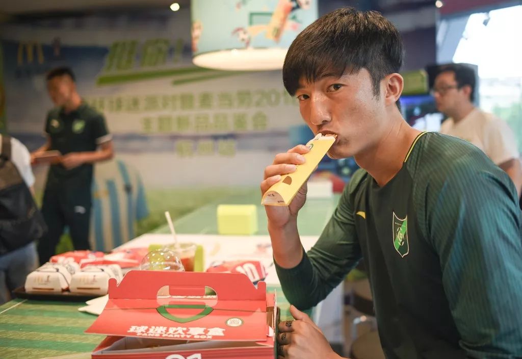 太Crazy了！绿城球员在麦当劳里踢足球！