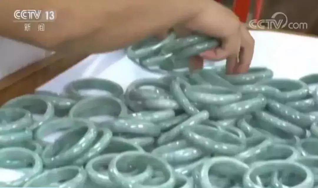 缅甸翡翠现场的翡翠是真的吗,翡翠造假染色视频