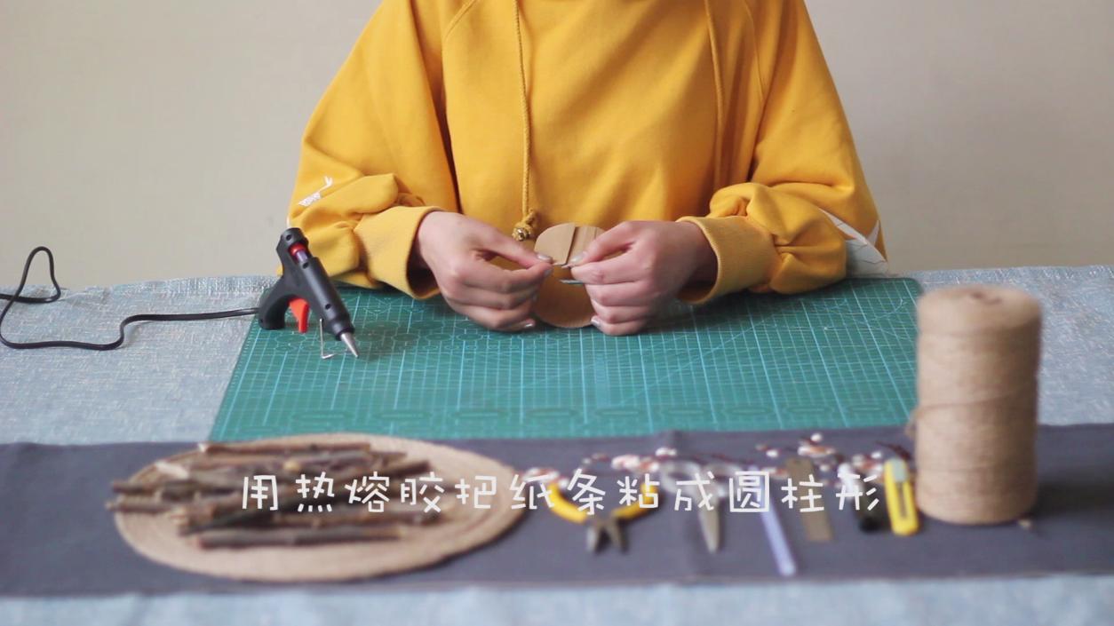 这么好看的田园风笔筒，原来是用快递盒和枯树枝做的，复古文艺范