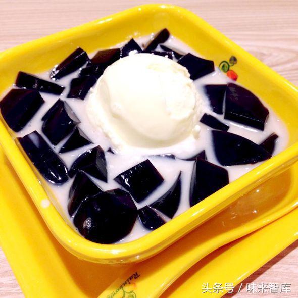 龟苓膏比秋梨膏更能解暑热,炎炎夏日来一碗清凉解暑的龟苓膏