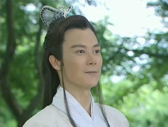 他是童年男神，《龙游天下》国主，因拍戏戴头套患怪病至今未婚！