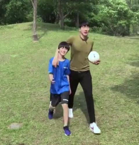 张亮儿子长腿吸睛,张亮长腿视频