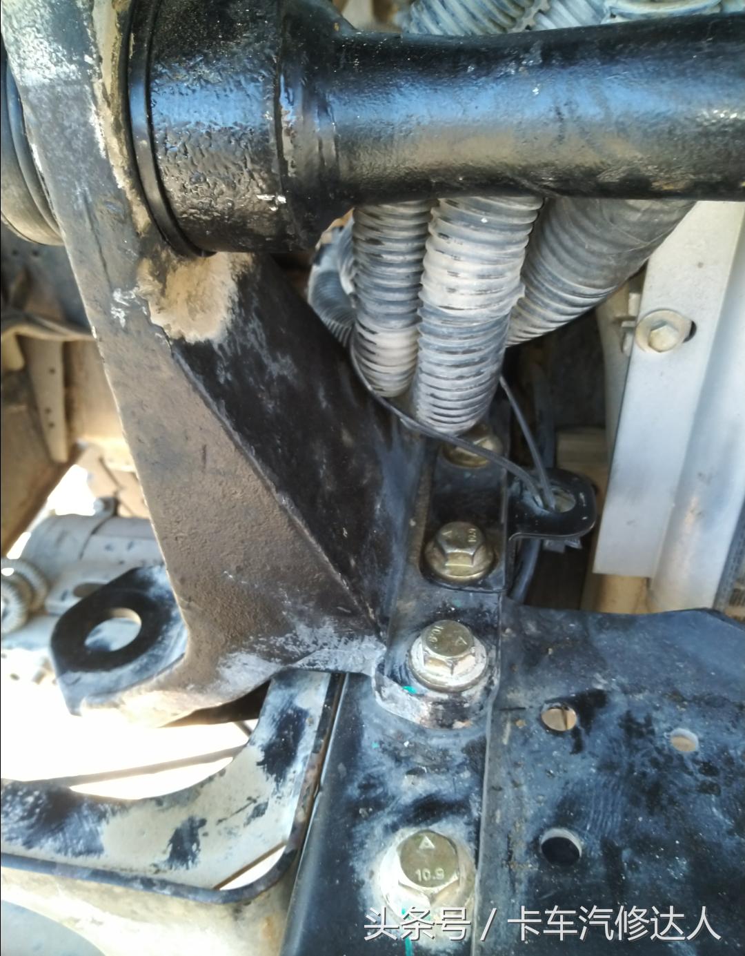 驾驶室异响一直找不到原因怎么办,半挂车驾驶室下方异响