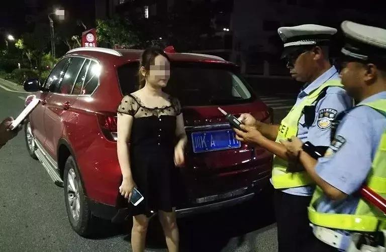 金华女司机违章刚拿驾照被扣12分,女司机穿高跟鞋扣分吗