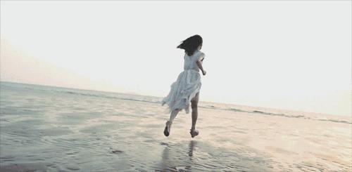 女子海边散步,女子在海边拍照被海浪吹走