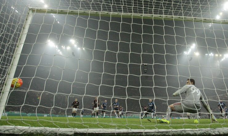 裁判慢镜头回放,足球裁判可以为所欲为的判罚吗