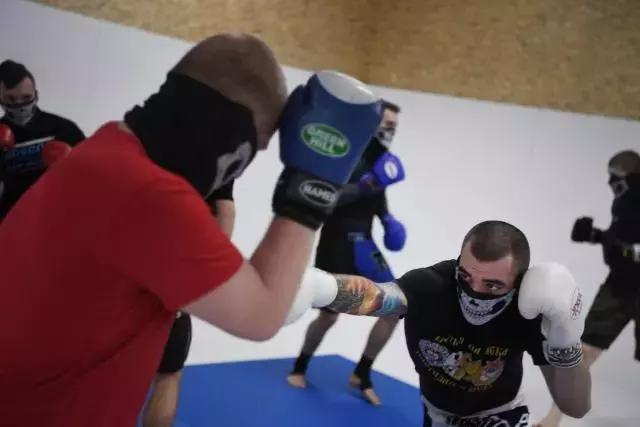 俄罗斯足球流氓打架斗殴,俄罗斯足球流氓暴揍英格兰