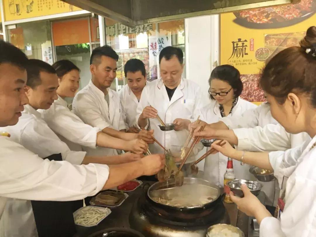 重庆火锅跟四川火锅有什么区别吗,重庆火锅和四川火锅什么区别