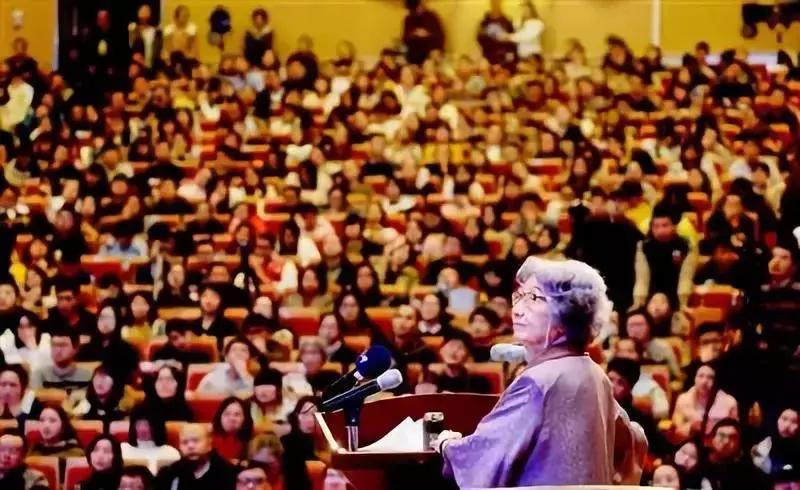 94岁裸捐1857万，她是中国最后一个穿裙子的先生，却从未上热搜，少人问津……