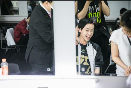 rng夺冠粉丝泪目,rng夺冠中国粉丝庆祝震撼场面